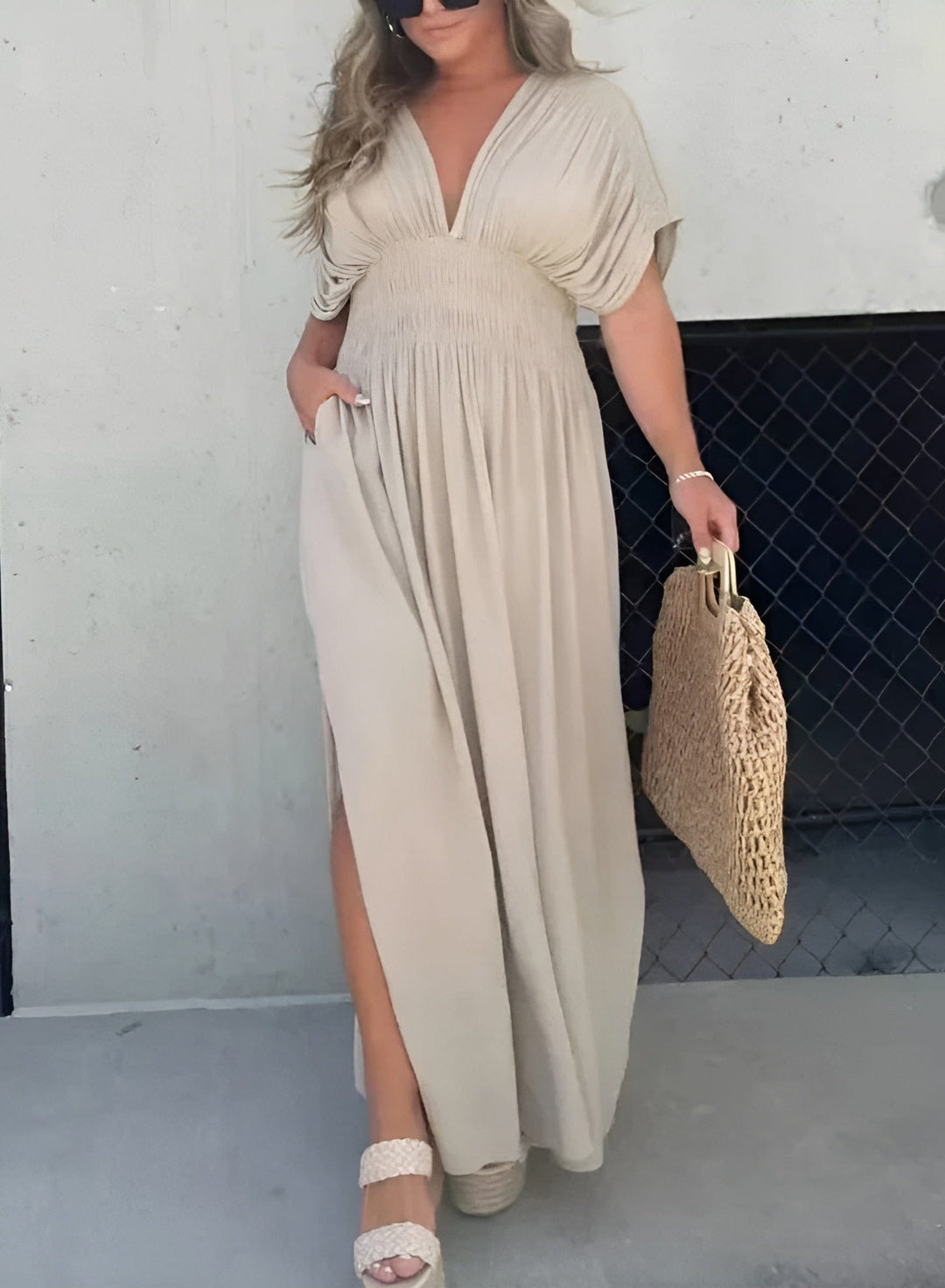 Elodie Maxi Jurk in beige, vooraanzicht; elegante maxi-jurk met diepe V-hals en stijlvolle split aan de voorkant